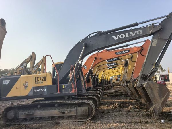 All kinds of excavators and dump trucks that have been used
